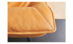 Eckbank Alino mit einem orangefarbenen Lederbezug und schwarzen Metallkufen, Detailansicht