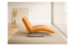 Basis-Liege Jill, in der Farbausführung Orange, Seitenansicht, in einem Raum stehend