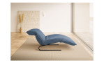 Basis-Liege Jill, in der Farbausführung Blau, Seitenansicht, in einem Raum stehend, mit der Kopfteilverstellung