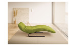 Basis-Liege Jill, in der Farbausführung Pistazie, Seitenansicht, in einem Raum stehend, in der Liegeposition