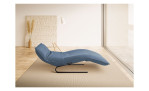 Basis-Liege Jill, in der Farbausführung Blau, Seitenansicht, in einem Raum stehend, in der Liegeposition
