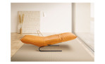 Basis-Liege Jill, in der Farbausführung Orange, Seitenansicht, in einem Raum stehend, Fußteil nach oben verstellt