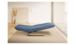 Basis-Liege Jill, in der Farbausführung Blau, Seitenansicht, in einem Raum stehend, Fußteil nach oben verstellt