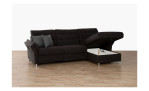 Komfort-Wohnlandschaft „Fiona“ als Modulsystem mit Stauraum und Relaxfunktion, offene Chaiselongue, auf hellem Holzboden, vor weißem Hintergrund.
