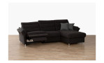 Komfort-Wohnlandschaft „Fiona“: dunkles Sofa-Set mit Liegesessel, 2 graue Kissen, auf hellem Holzboden, vor weißem Hintergrund.