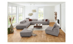 Komfort-Ecksofa plano|FORM Toronto, in der Farbausführung Grey, in einem Raum stehend mit einem Hocker und einem Sessel
