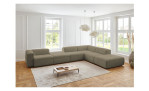 Basis-Ecksofa plano|FORM Toronto, in der Farbausführung Olive, in einem Raum stehend