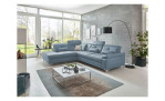 Komfort-Ecksofa plano|FORM Marbella, in der Farbausführung Ice, in einem Raum stehend mit der Kopfteilverstellung