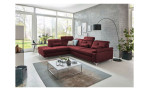 Komfort-Ecksofa plano|FORM Marbella, in der Farbausführung Wine, in einem Raum stehend mit der Kopfteilverstellung
