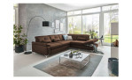 Komfort-Ecksofa plano|FORM Marbella, in der Farbausführung Braun, in einem Raum stehend mit dem offenen Hocker