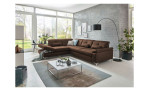Komfort-Ecksofa plano|FORM Marbella, in der Farbausführung Braun, in einem Raum stehend mit dem offenen Hocker