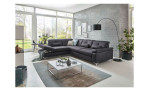 Komfort-Ecksofa plano|FORM Marbella, in der Farbausführung Grau, in einem Raum stehend mit dem offenen Hocker