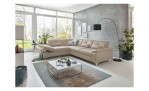 Komfort-Ecksofa plano|FORM Marbella, in der Farbausführung Natur, in einem Raum stehend mit dem offenen Hocker