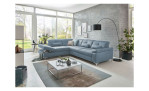 Komfort-Ecksofa plano|FORM Marbella, in der Farbausführung Ice, in einem Raum stehend mit dem offenen Hocker