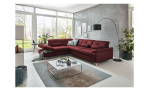 Komfort-Ecksofa plano|FORM Marbella, in der Farbausführung Wine, in einem Raum stehend mit dem offenen Hocker