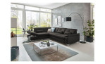 Komfort-Ecksofa plano|FORM Marbella, in der Farbausführung Anthrazit, in einem Raum stehend mit dem offenen Hocker