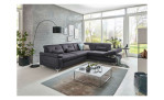 Komfort-Ecksofa plano|FORM Marbella, in der Farbausführung Grau, in einem Raum stehend mit dem offenen Hocker