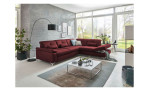 Komfort-Ecksofa plano|FORM Marbella, in der Farbausführung Wine, in einem Raum stehend mit dem offenen Hocker