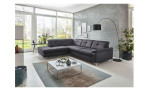 Komfort-Ecksofa plano|FORM Marbella, in der Farbausführung Grau, in einem Raum stehend ohne Kissen