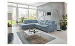Komfort-Ecksofa plano|FORM Marbella, in der Farbausführung Ice, in einem Raum stehend ohne Kissen