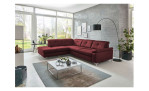 Komfort-Ecksofa plano|FORM Marbella, in der Farbausführung Wine, in einem Raum stehend ohne Kissen