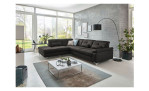 Komfort-Ecksofa plano|FORM Marbella, in der Farbausführung Anthrazit, in einem Raum stehend mit Kissen