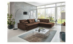 Basis-Ecksofa plano|FORM Marbella, in der Farbausführung Braun, in einem Raum stehend mit der Sitztiefenverstellung