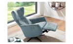 Komfort-Relaxsessel Leeds, in der Farbausführung Blau, mit der Relaxfunktion, in einem Raum stehend