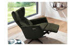 Komfort-Relaxsessel Leeds, in der Farbausführung Dunkelgrün, mit der Relaxfunktion, in einem Raum stehend