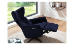 Komfort-Relaxsessel Leeds, in der Farbausführung Nachtblau, mit der Relaxfunktion, in einem Raum stehend