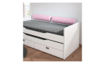 Paidi Comfort-Rolle Kidsworld Tagesbett mit grauer Matratze, rosa Karosteppung-Kissen und 3 Schubladen auf Holzboden.