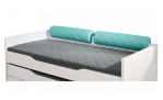 Weißes Daybed mit grauer Matratze und zwei türkisfarbenen Paidi Comfort-Rolle Kidsworld Nackenkissen an der Rückenlehne.