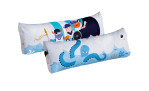 Zwei rechteckige Rückenkissen mit Cartoon-Wikinger, Tintenfischszene und Reißverschluss auf weißem und blauem Hintergrund.