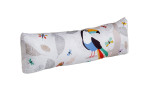 Das Rückenkissen ist ein langes Kissen mit einem bunten Tukan, Blättern, Schmetterlingen und einem praktischen Reißverschluss.