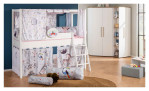 Kinderzimmer mit weißem Hochbett, Rückenkissen, Eckkleiderschrank und Spielzeug auf Holzboden.