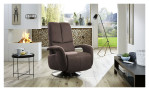 Basis-Relaxsessel plano|FORM Swing Chair in einem Bezugsstoff in Platin und einem Drehteller in Edelstahl. Auf einem dekorierten Hintergrund.