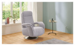 Komfort-Relaxsessel plano|FORM Swing Chair im Bezugsstoff platin und einem Drehteller in Edelstahl. Auf einem dekorierten Hintergrund.