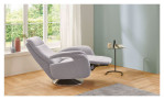 Komfort-Relaxsessel plano|FORM Swing Chair im Bezugsstoff platin und einem Drehteller in Edelstahl. Auf dekorierten Hintergrund mit gezeigter Funktion.