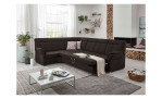 Komfort-Ecksofa plano|FORM Favorit, in der Farbausführung Nougat, in einem Raum stehend mit der Bettfunktion