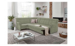 Komfort-Ecksofa plano|FORM Favorit, in der Farbausführung Lind, in einem Raum stehend mit der Bettfunktion