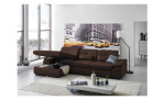 Komfort-Ecksofa plano|FORM Athen, in der Farbausführung Kastanie, in einem Raum stehend mit dem Bettkasten im Canape