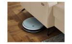 Detailfoto von der Höhe des Sofas durch ein Staubsaugroboter