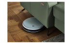Detailfoto von der Höhe des Sofas durch ein Staubsaugroboter