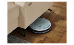 Detailfoto von der Höhe des Sofas durch ein Staubsaugroboter