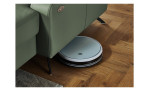 Detailfoto von der Höhe des Sofas durch ein Staubsaugroboter