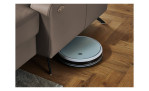 Detailfoto von der Höhe des Sofas durch ein Staubsaugroboter