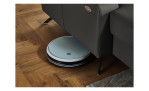 Detailfoto von der Höhe des Sofas durch ein Staubsaugroboter