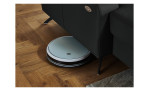 Detailfoto von der Höhe des Sofas durch ein Staubsaugroboter