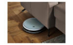 Detailfoto von der Höhe des Sofas mit einem Staubsaugroboter