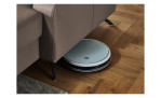 Detailfoto von der Höhe des Sofas mit einem Staubsaugroboter